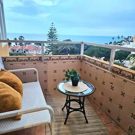 Terraza Soleada Con Vistas A La cala